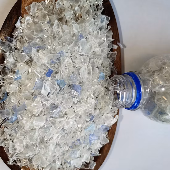 Manter animais de estimação limpando e secando aparas ou flocos de madeira